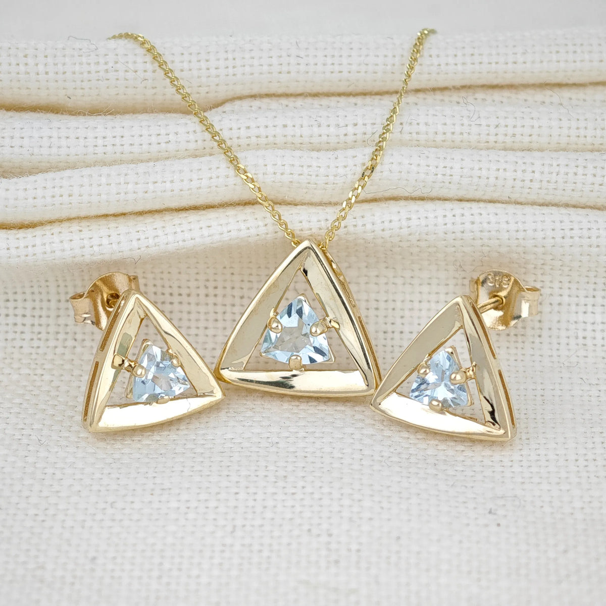 Aquamarine jewellery – necklaces, earrings, sets – designed in the UK