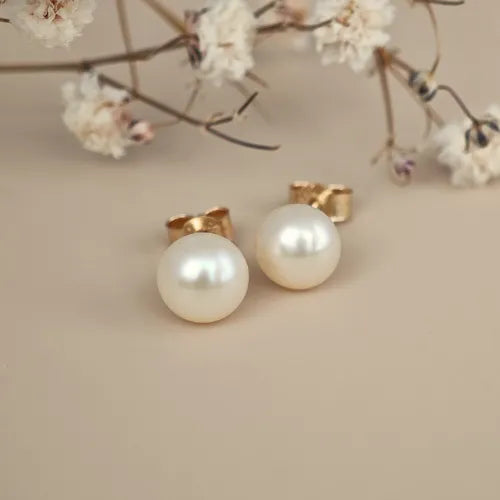 Pearl jewellery – necklaces, rings, earrings – designed and handcrafted in the UK