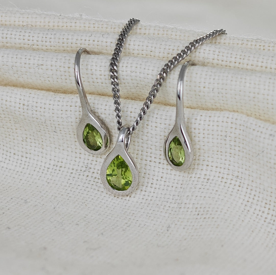 peridot metal pendant necklace image 7