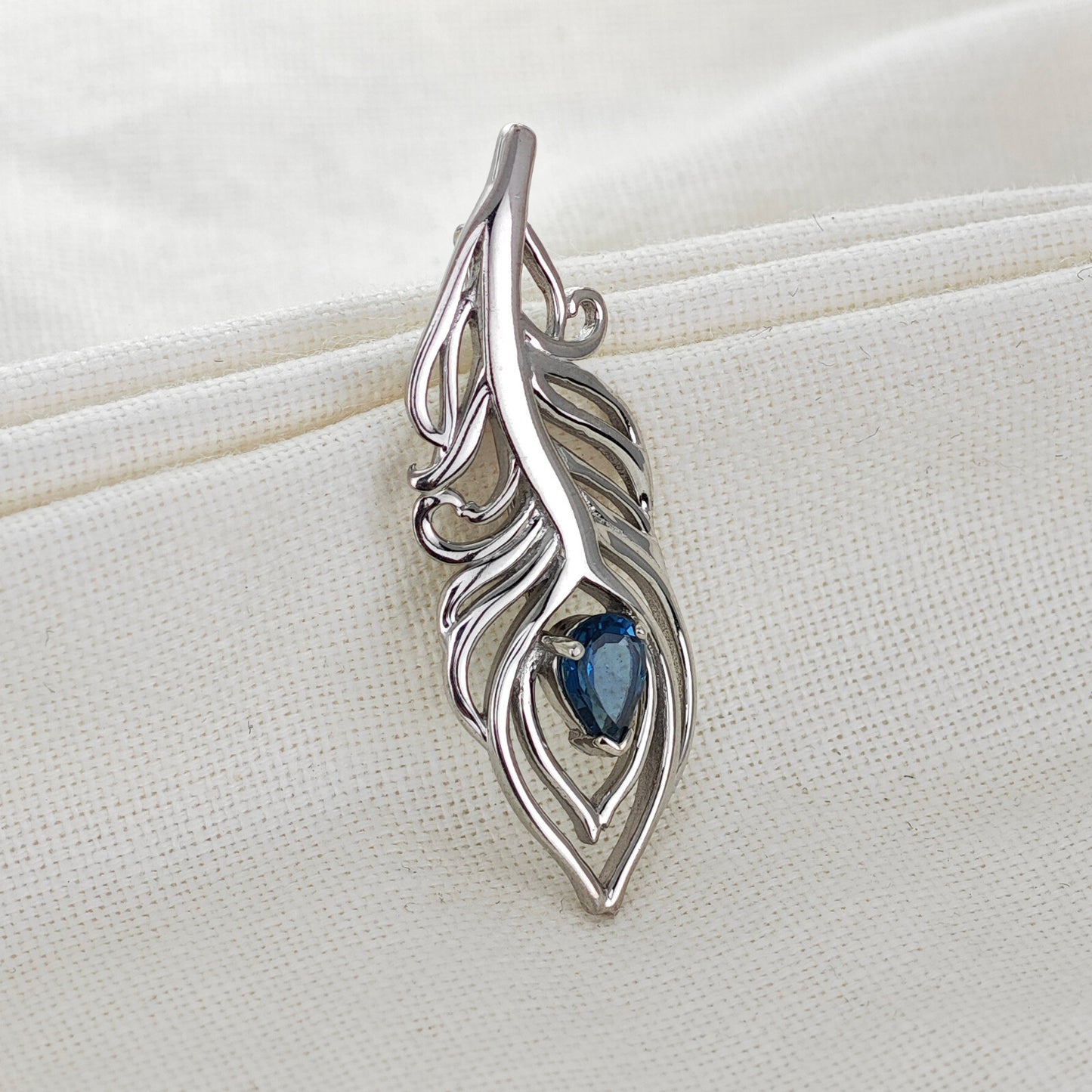 London Blue Topaz 0.77ct Sterling Silver Brooch Peacock Feather