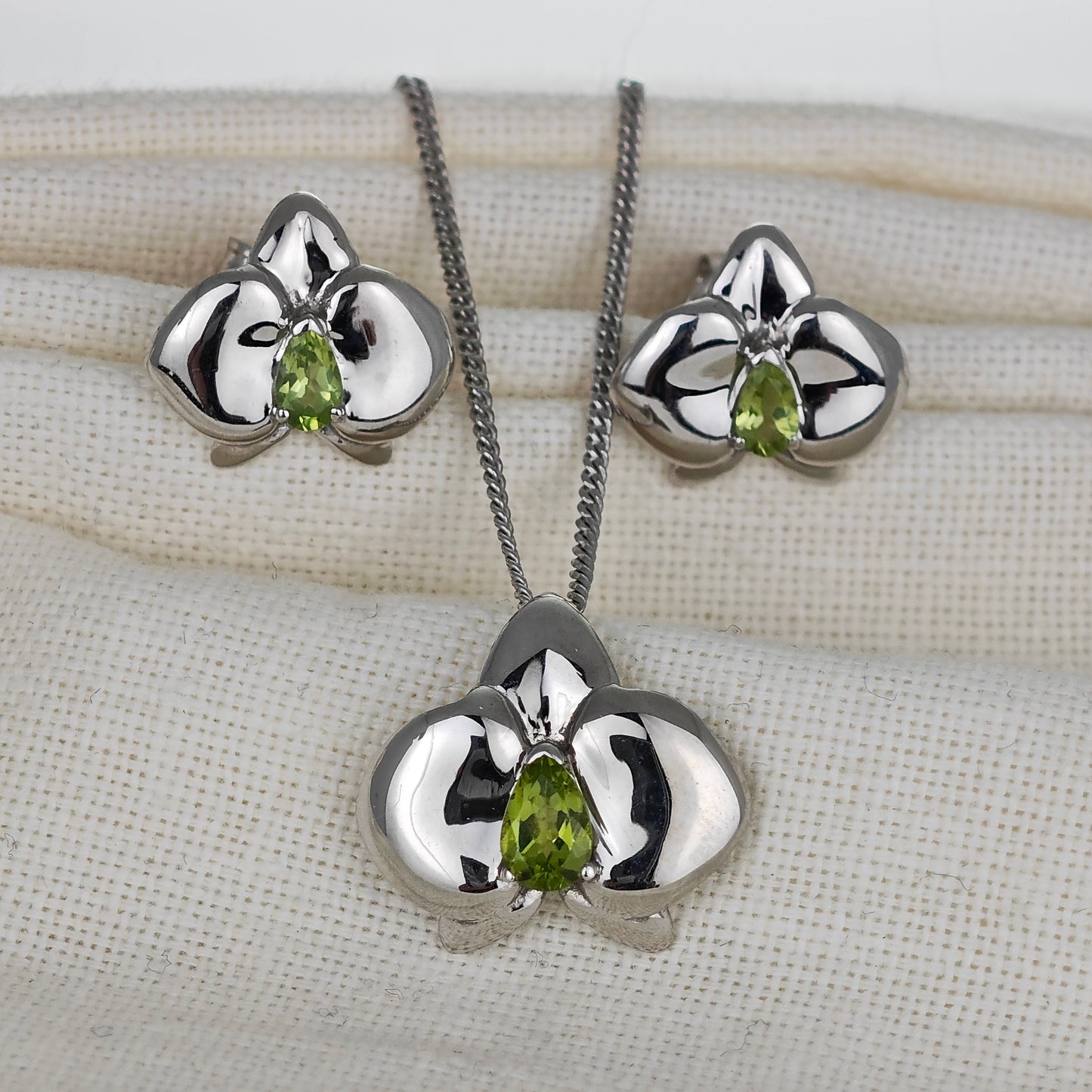 peridot silver earrings image 8