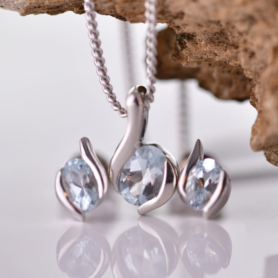 Aquamarine jewellery set aranged on a piece of wood