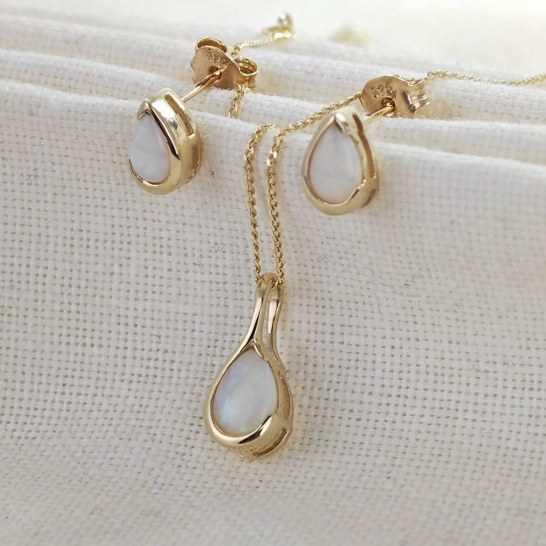 Elegant 9ct Gold Opal Necklace and Stud Earrings Set