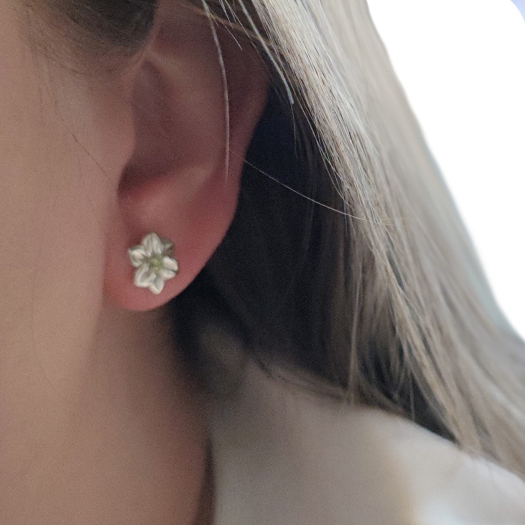 peridot silver stud earrings image 9