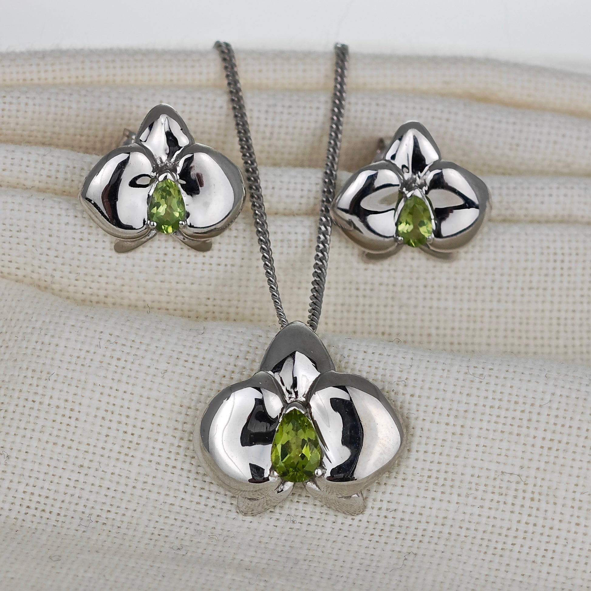 peridot silver earrings image 8