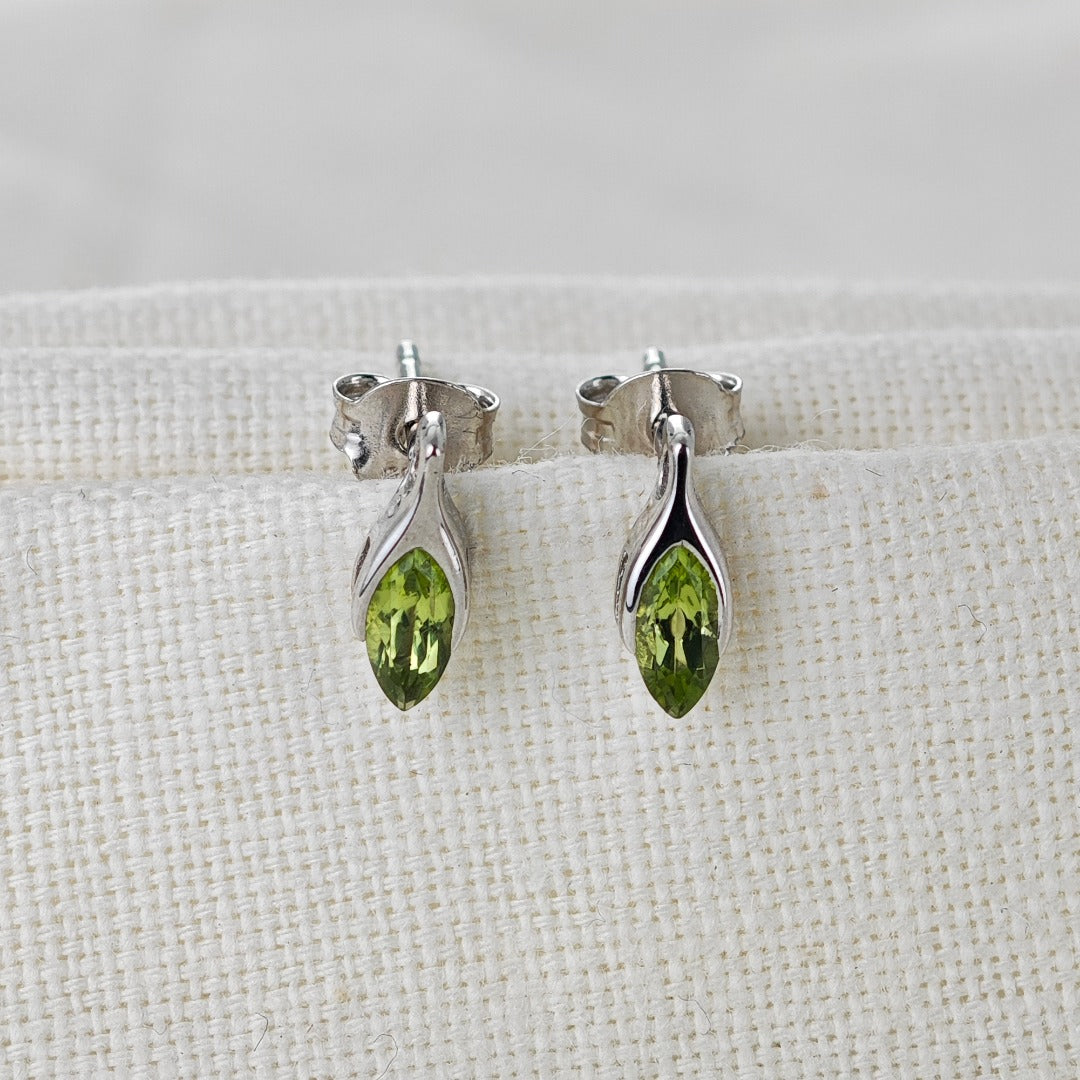  Natural Green Peridot minamilist Stud Earrings on cotton