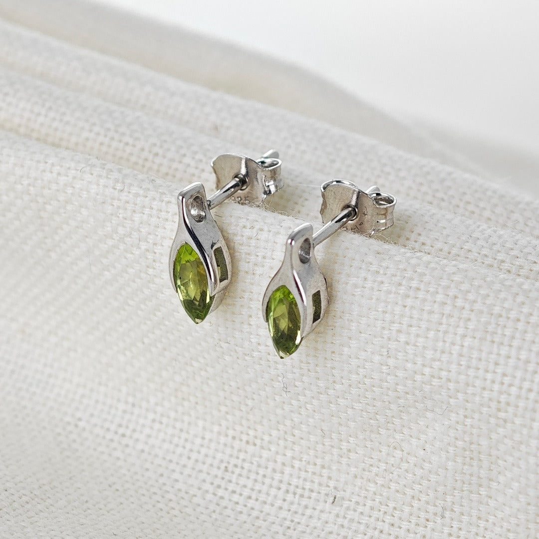 Natural Green Peridot minamilist Stud Earrings