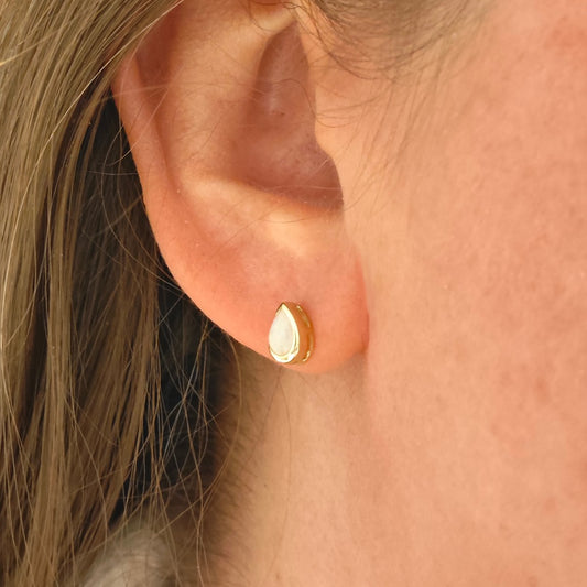 Elegant 9ct Gold Opal Necklace and Stud Earrings Set